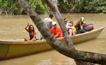 Gruppe beim Abschied im Boot